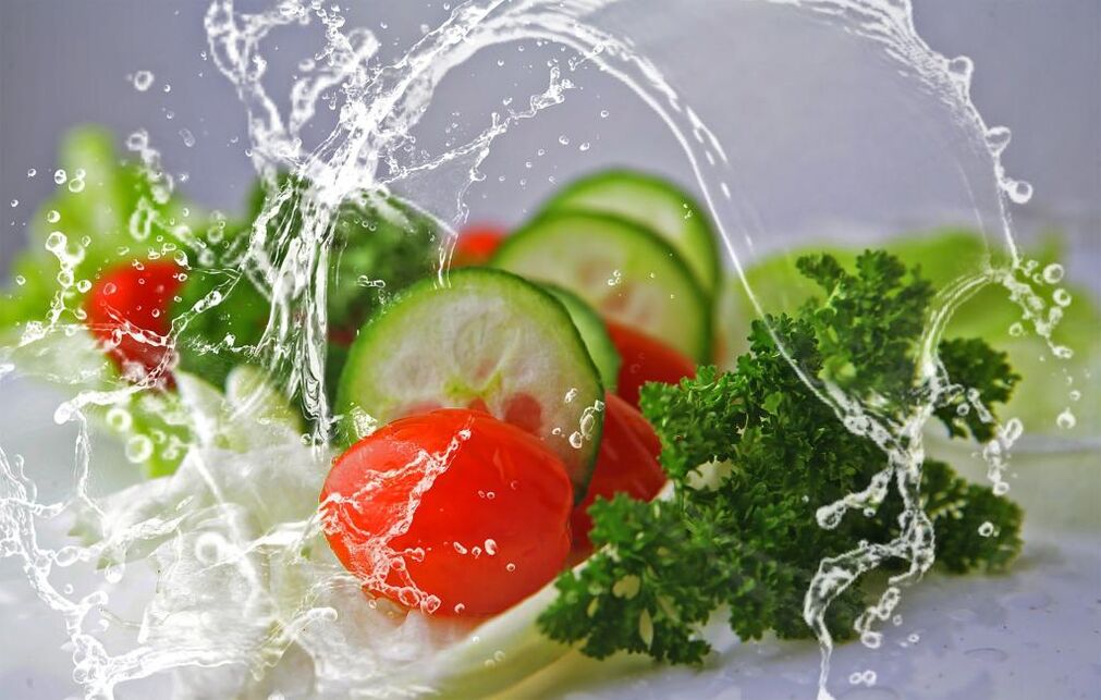 Mâncarea sănătoasă și apa sunt elemente importante pentru pierderea în greutate