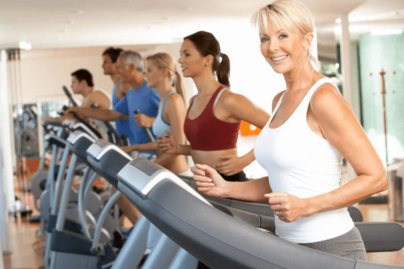 Antrenamentul cardio pe o bandă de alergare vă va ajuta să pierdeți în greutate în zonele abdominale și laterale