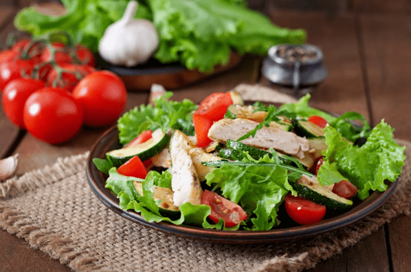 Salata de pui și legume este o opțiune excelentă pentru o cină ușoară după antrenament. 